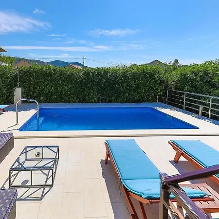 Lovely In With Kitchen Holiday home