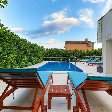 Vikendica Lovely In With Kitchen Marina