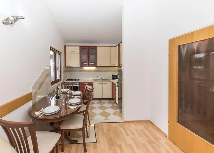 Lovely In With Kitchen Marina